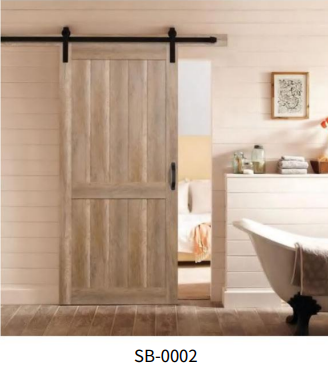 Porte de grange coulissante en bois clair avec quincaillerie noire