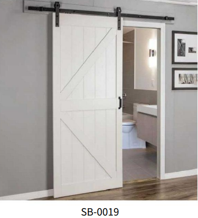 Porte de grange coulissante en bois blanc avec quincaillerie noire