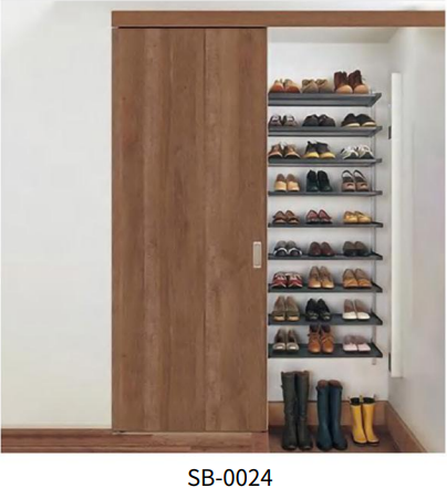 Porte coulissante en bois avec système de rangement à chaussures intégré