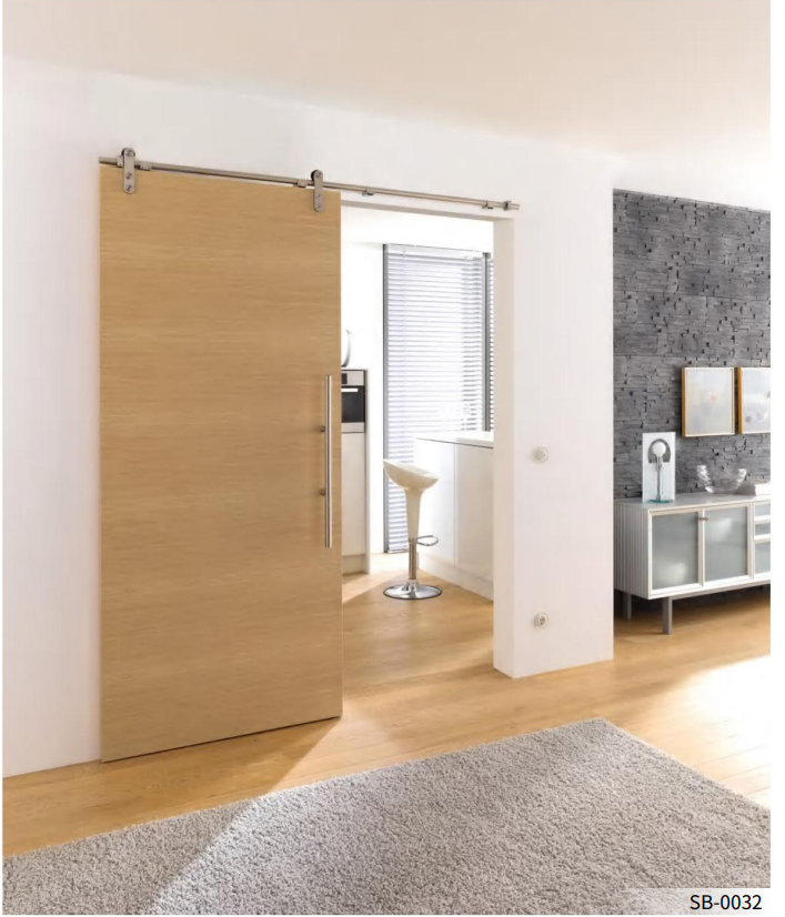 Porte coulissante en bois avec système de rail apparent