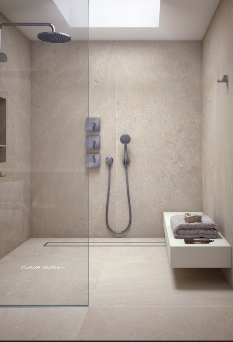 Carrelage grand format effet pierre naturelle beige pour salle de bain