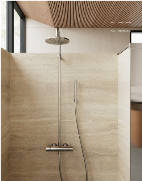 Receveur de douche en travertin avec système de douche thermostatique